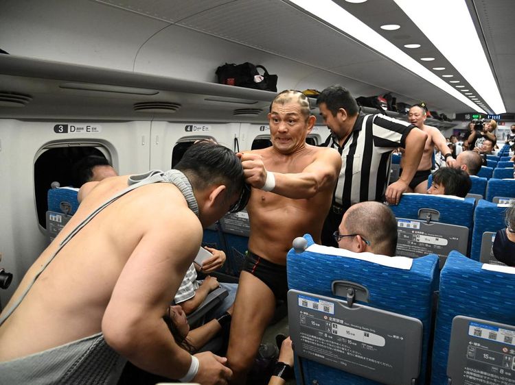 Aksi Unik Pegulat Jepang Bertarung di Dalam Kereta Shinkansen