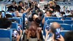 Aksi Unik Pegulat Jepang Bertarung di Dalam Kereta Shinkansen