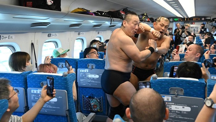 Aksi Unik Pegulat Jepang Bertarung di Dalam Kereta Shinkansen Minoru Suzuki and Sanshiro Takagi, wrestlers from Japanese professional wrestling promotion DDT Pro-Wrestling, fight inside Tokaido Shinkansen bullet train from Tokyo to Nagoya during a wrestling show in Japan September 18, 2023, in this handout photo released by JR Tokai (The Central Japan Railway Company). JR Tokai/Handout via REUTERS ATTENTION EDITORS - THIS IMAGE HAS BEEN SUPPLIED BY A THIRD PARTY. MANDATORY CREDIT. NO RESALES. NO ARCHIVES. TPX IMAGES OF THE DAY