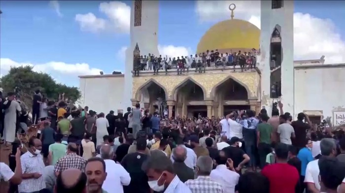 Amarah Korban Banjir Libya Tuntut Tanggung Jawab Pemerintah Demonstrators take part in protest outside of the Al-Sahaba mosque, in the aftermath of the floods in Derna, Libya September 18, 2023. REUTERS/Esam Omran Al-Fetori