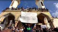 Para pengunjuk rasa menuntut pemerintah untuk bertanggung jawab atas kerusakan yang disebabkan oleh banjir.  