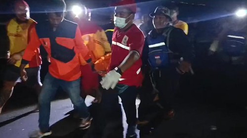 Anggota BPBD Gianyar membawa jenazah JT Senin malam (18/9/2023). JT diduga bunuh diri dengan menceburkan diri ke laut di Pantai Keramas, Gianyar.