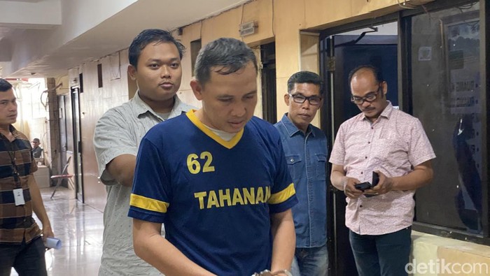 Anggota TNI gadungan bernama Rahmanudin (36) ditangkap di Depok setelah menipu mantan camat. Polisi menetapkan Rahmanudin sebagai tersangka penipuan. (Devi P/detikcom)