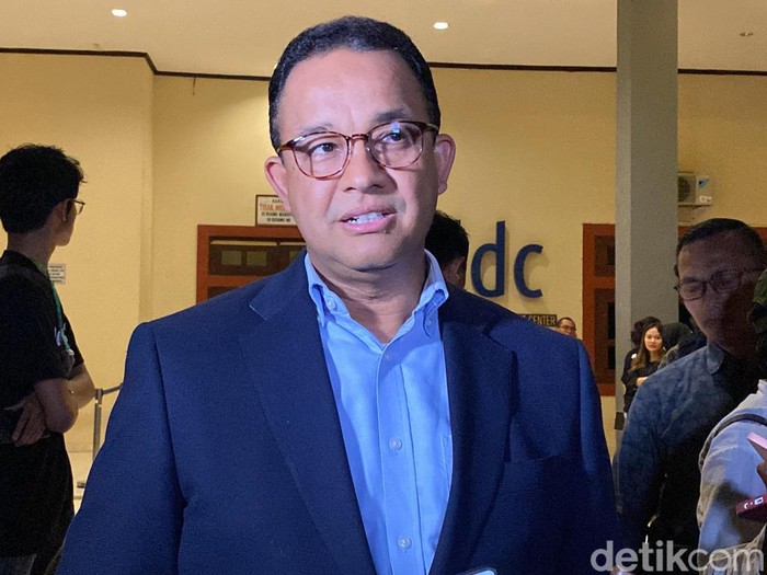 Anies Baswedan seusai menghadiri acara Mata Najwa on Stage di UGM, Kabupaten Sleman, DIY, Selasa (19/9/2023).