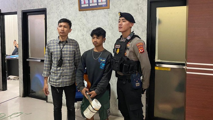 Aparat gabungan menggelar operasi yustisi untuk merespons aduan warga Kota Bogor. Seorang pengamen membawa tramadol diamankan. (dok Ist)
