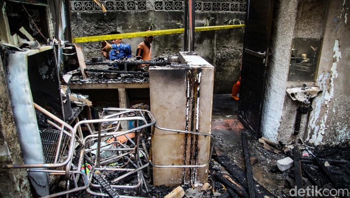 Api Padam, Rumah Terbakar di Cilandak Digaris Polisi Kebakaran yang melanda 6 rumah di Gang Swadaya, Jalan Cilandak KKO, Jakarta Selatan pagi ini sudah padam. Lokasi kebakaran digaris polisi.