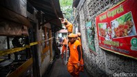 Kebakaran kini sudah padam. Laporan kebakaran diterima Damkar pada pukul 06.20 WIB. Kebakaran selesai ditangani pada pukul 07.20 WIB.  