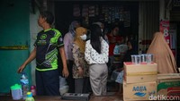 Tidak ada laporan korban jiwa. Warga yang terdampak kebakaran dievakuasi sementara di pinggir Jl Cilandak KKO.  