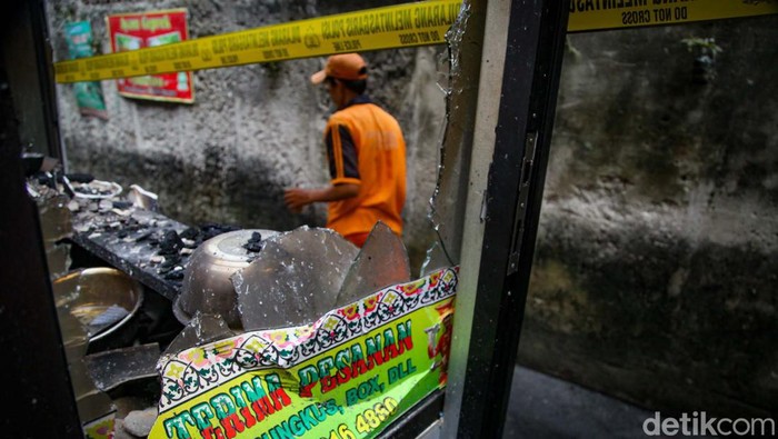 Api Padam, Rumah Terbakar di Cilandak Digaris Polisi Kebakaran yang melanda 6 rumah di Gang Swadaya, Jalan Cilandak KKO, Jakarta Selatan pagi ini sudah padam. Lokasi kebakaran digaris polisi.