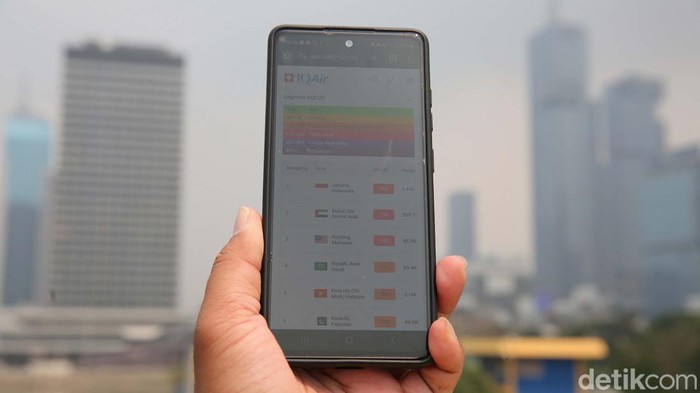 Situs pemantauan kualitas udara, IQAir, menempatkan Jakarta sebagai kota besar paling berpolusi di dunia pagi ini. Udara di Jakarta disebut tidak sehat.
