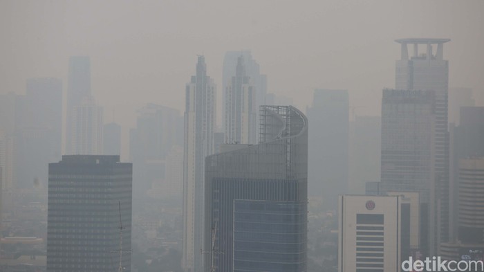 Situs pemantauan kualitas udara, IQAir, menempatkan Jakarta sebagai kota besar paling berpolusi di dunia pagi ini. Udara di Jakarta disebut tidak sehat.