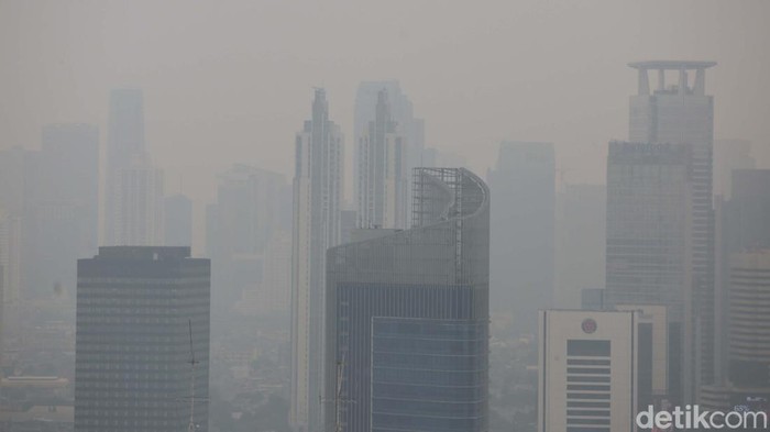 Situs pemantauan kualitas udara, IQAir, menempatkan Jakarta sebagai kota besar paling berpolusi di dunia pagi ini. Udara di Jakarta disebut tidak sehat.