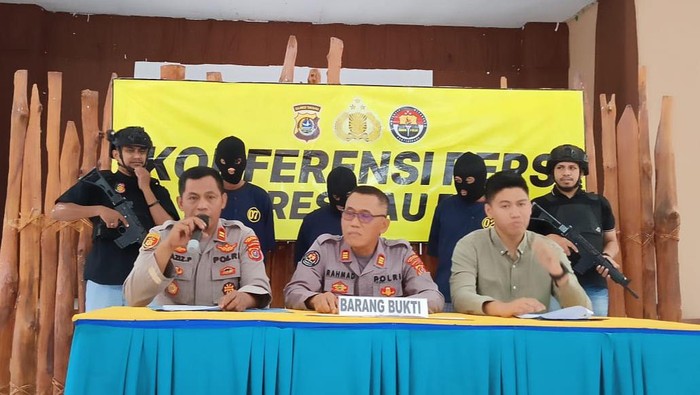 Baubau Polisi menangkap komplotan pencuri di Baubau, Sulawesi Tenggara (Sultra) yang terekam CCTV menggasak uang Rp 10 juta di mobil pikap.