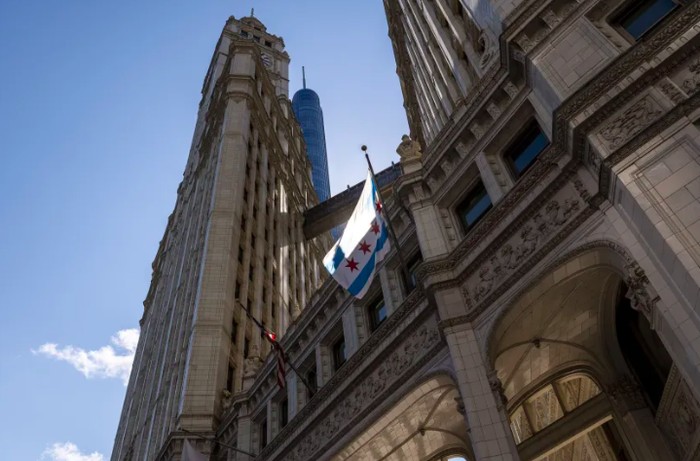Beberapa dekade setelah kebakaran Chicago, bangunan seperti Gedung Wrigley dilapisi dengan tanah liat. Bahannya tahan api dan dapat dibentuk menjadi bentuk dan gaya hias.