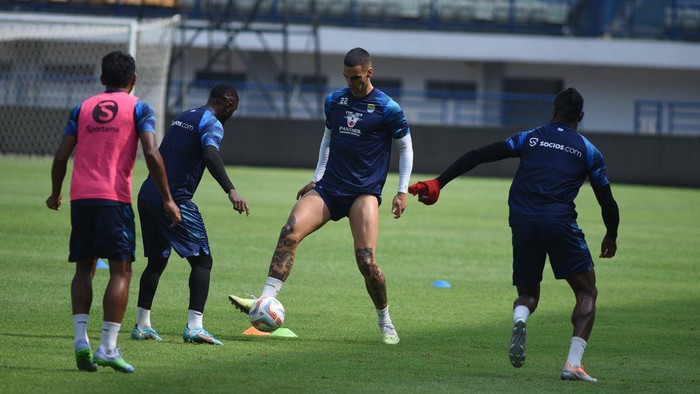 Bek Persib Alberto Rodriguez (membawa bola).