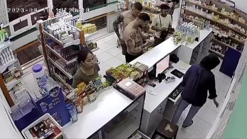 Rekaman CCTV bule curi obat di salah satu apotek di Kerobokan, Kuta Utara, Badung, Bali. Turis asal Australia itu mencuri obat pada Sabtu lalu (16/9/2023).