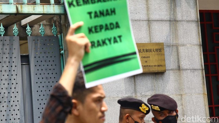 Buntut Kasus Rempang, Kedubes China di Jakarta Didemo Massa menggeruduk Kedubes China di Jakarta, Selasa (19/9/2023). Aksi ini sebagai bentuk protes pembangunan Rempang Eco City.