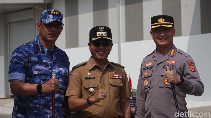 Bupati Bandung Dadang Supriatna (tengah)