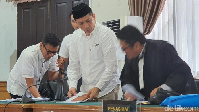 Bupati Kepulauan Meranti nonaktif M Adil usai menjalani sidang. (Raja Adil Siregar/detikSumut)