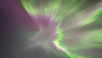 Sebagai informasi, aurora borealis atau cahaya utara berasal dari kutub utara. Biasanya aurora borealis memiliki warna khas yakni kehijauan.