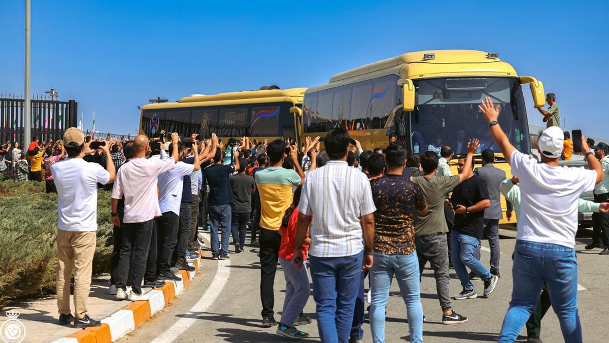 Fans Iran menyambut Al Nassr di Teheran. (Foto: Twitter @AlNassrFC)