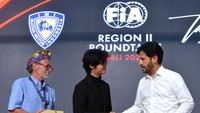 Presiden Federasi Automobil Internasional (FIA) Mohammed Ben Sulayem (kanan), Presiden Region II FIA Greig Craft (kiri) dan Co-Founder Tuksedo Studio Laksmana Gusti Handoko (tengah) berbincang saat rangkaian pertemuan Roundtable FIA Region II kawasan Asia Pasifik di Tuksedo Studio, Gianyar, Bali, Senin (18/9/2023). 