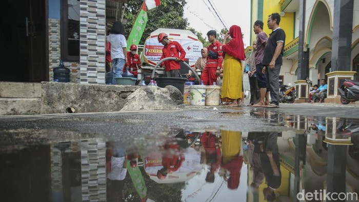 PMI Kota Depok mulai mendistribusikan air bersih di wilayah terdampak kekeringan. Salah satunya di kawasan Cipayung Jaya.