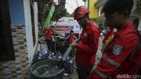 Kekeringan akibat kemarau panjang membuat sumur air warga kering.