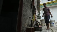 Biasanya warga sekitar harus mengeluarkan uang untuk membeli air bersih guna kebutuhan sehari-hari.