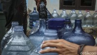 PMI Kota Depok bersama PDAM terus mendistribusikan air bersih setiap harinya, sebanyak 10.000 liter disiapkan untuk mencukupi kebutuhan warga.