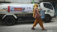 Setiap harinya petugas berkeliling ke masing-masing kelurahan untuk membagikan air bersih secara gratis.