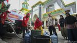Distribusi Air Bersih di Depok Disambut Antusias Warga