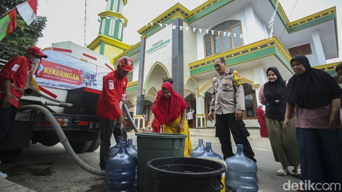 Distribusi Air Bersih Tiba di Depok PMI Kota Depok mulai mendistribusikan air bersih di wilayah terdampak kekeringan. Salah satunya di kawasan Cipayung Jaya.
