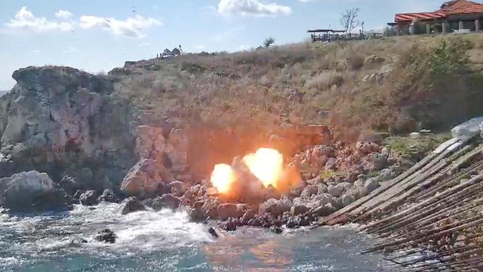Drone Peledak Jatuh di Bulgaria, Diduga 'Nyasar' dari Perang Ukraina A drone carrying explosives is seen on the Black Sea coast near the village of Tyulenovo, Bulgaria September 17, 2023 in this picture obtained from social media. Hotel Restaurant Tyulenovo/via REUTERS THIS IMAGE HAS BEEN SUPPLIED BY A THIRD PARTY. MANDATORY CREDIT. NO RESALES. NO ARCHIVES.