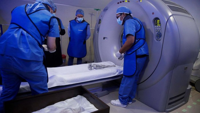 Radiologist technician Guillermo Ramirez examines an x-ray of a tiny body of a specimen, that Mexican journalist and UFO enthusiast Jaime Maussan says is not related to any known Earthly species, at Noor Clinic, in Huixquilucan, Mexico September 18, 2023. REUTERS/Raquel Cunha
