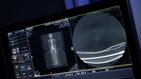 Layar monitor menunjukan CT scan jasad yang diakui Jaime Maussan sebagai alien.  