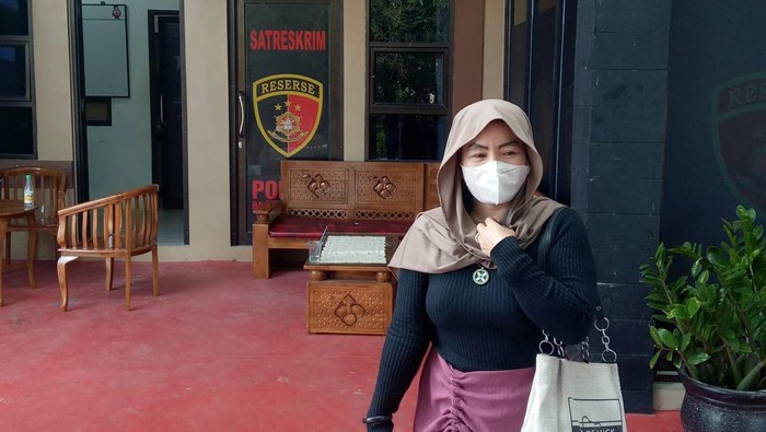 Nadia, anak pasien saat melapor ke Satreskrim Polres Bangka Selatan.