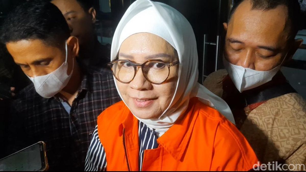 Xotinimni yashirin kameraga suratga oldim.