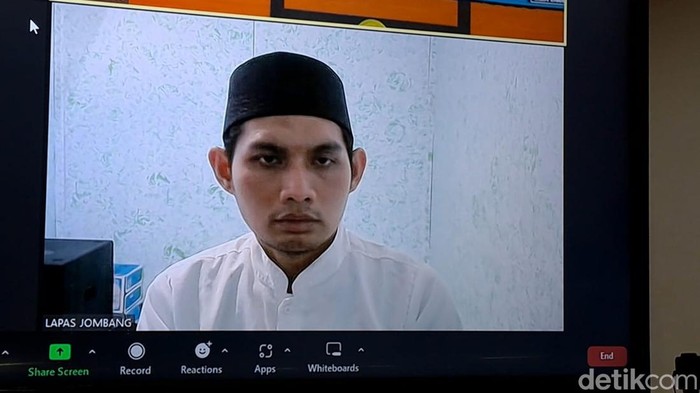 Eks Peneliti BRIN Andi Pangerang Hasinuddin saat menjalani sidang putusan di PN Jombang secara daring.
