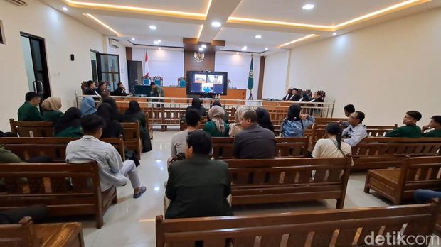 Eks Peneliti BRIN Andi Pangerang Hasibuan saat menjalani sidang putusan di PN Jombang secara daring.