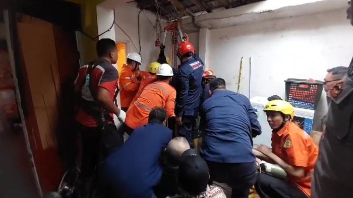 Evakuasi kakek di Bogor tewas mengambang di sumur rumah
