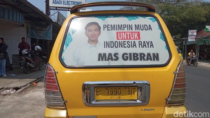 Foto Gibran mejeng di angkot Cirebon.
