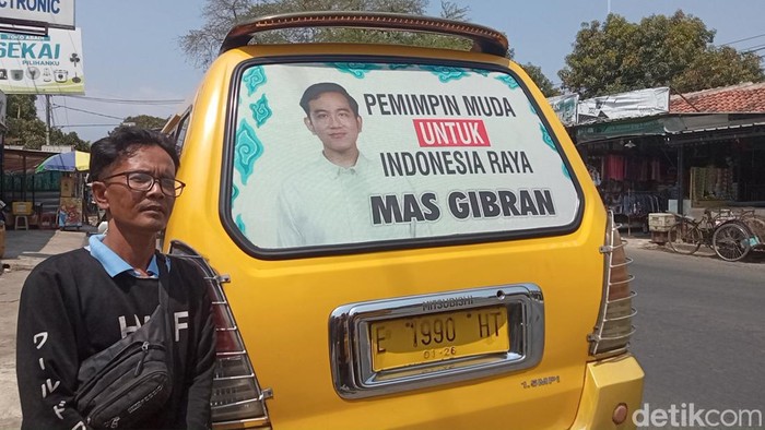 Gambar Gibran Rakabuming terpasang di angkutan umum di Kabupaten Cirebon