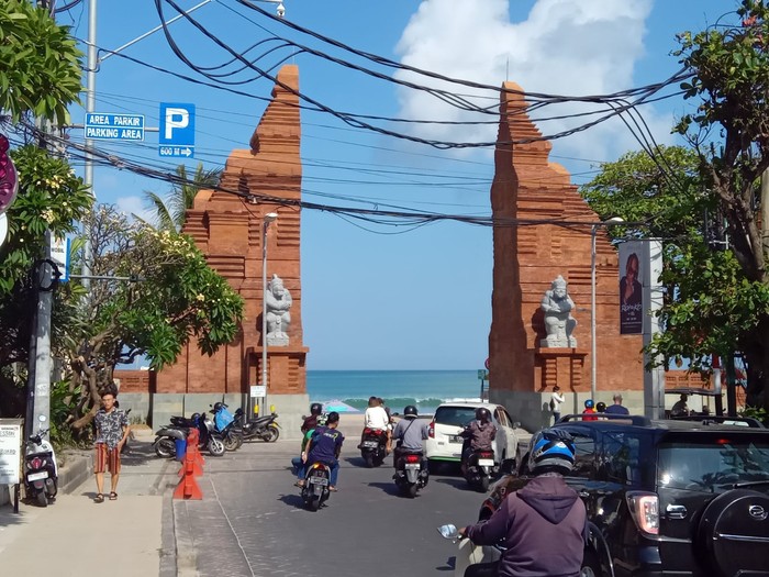 Gapura atau pintu masuk utama di Pantai Kuta, Badung, Bali. Tampak dua patung mirip tokoh punakawan dalam kisah pewayangan menghiasi sisi kanan dan kiri gapura. Gapura atau pintu masuk utama di Pantai Kuta, Badung, Bali. Tampak dua patung mirip tokoh punakawan dalam kisah pewayangan menghiasi sisi kanan dan kiri gapura.