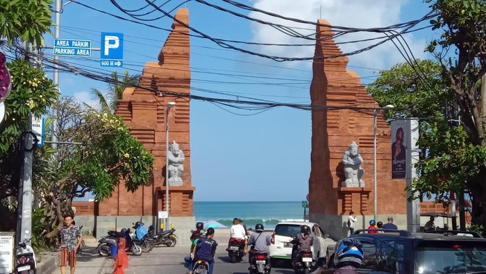 Gapura atau pintu masuk utama di Pantai Kuta, Badung, Bali. Tampak dua patung mirip tokoh punakawan dalam kisah pewayangan menghiasi sisi kanan dan kiri gapura.