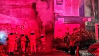 Asap hitam sempat keluar dari gardu yang terbakar sekitar pukul 18.00 WIB.   