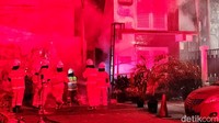 Tidak terlihat api dari gardu terbakar tersebut, hanya saja asap hitam sempat keluar dari lobang angin gardu listrik itu.   