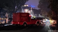 Akibatnya, aliran listrik di sekitar gardu terbakar dipadamkan. Selain itu, terjadi pengalihan arus kendaraan di Jalan Ahmad Dahlan tepatnya di depan sekolah Labschool Kebayoran. 