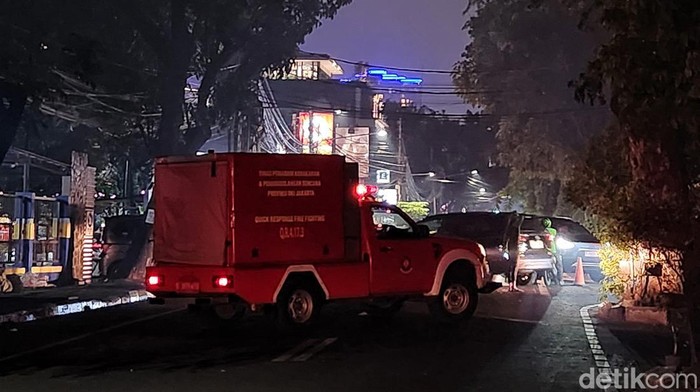 Petugas pemadam kebakaran melakukan aksi pemadaman terhadap gardu PLN yang terbakar di Jl Ahmad Dahlan, Gandaria, Jakarta Selatan, Selasa (19/9/2023). Asap hitam sempat ke luar dari gardu yang terbakar sekitar pukul 18.00 WIB.