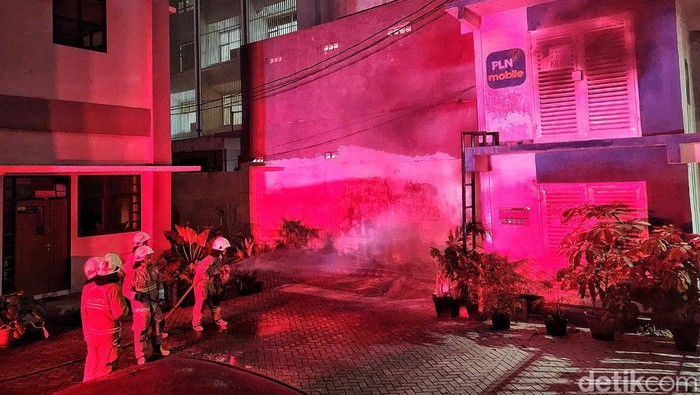 Petugas pemadam kebakaran melakukan aksi pemadaman terhadap gardu PLN yang terbakar di Jl Ahmad Dahlan, Gandaria, Jakarta Selatan, Selasa (19/9/2023). Asap hitam sempat ke luar dari gardu yang terbakar sekitar pukul 18.00 WIB.